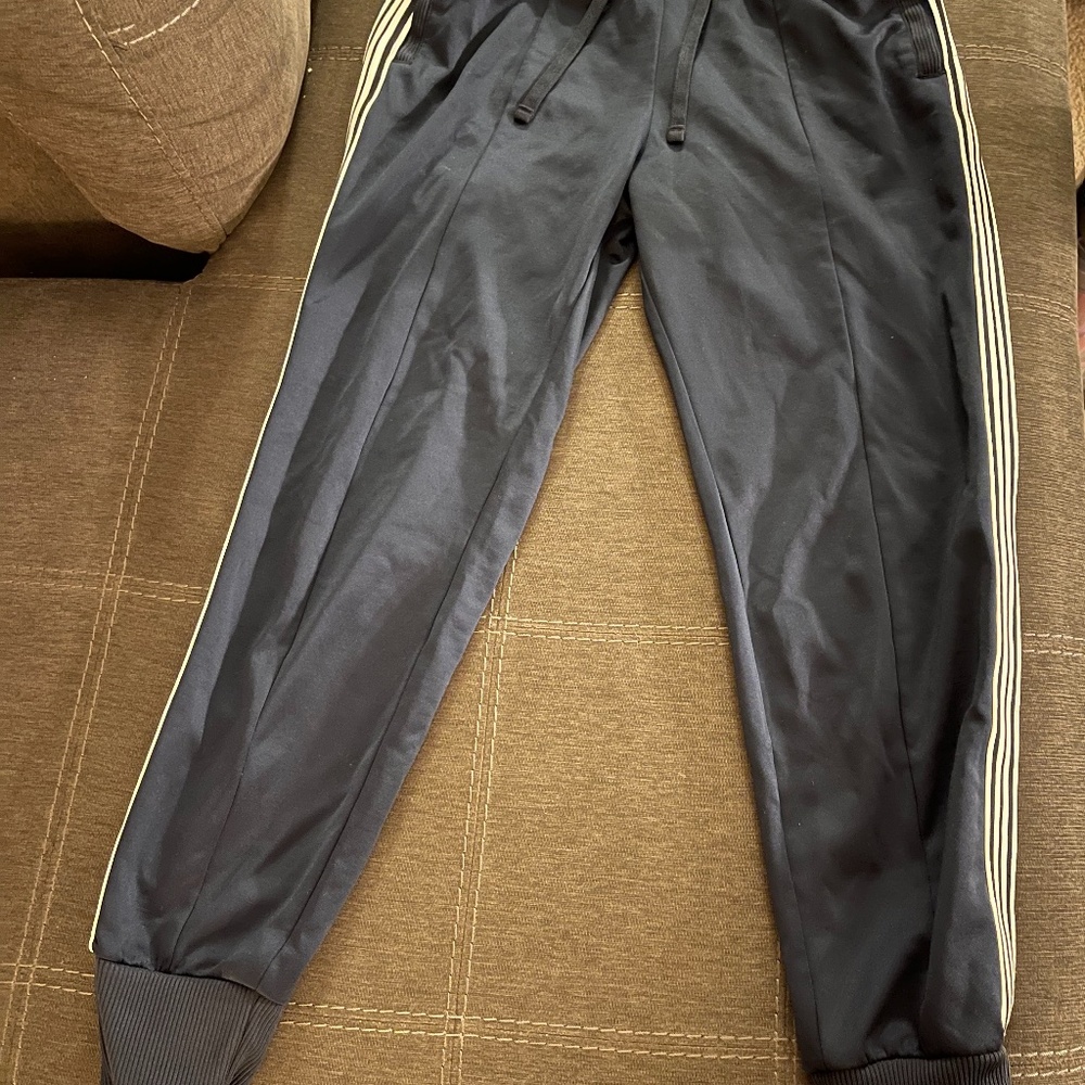 Hollister joggers size small😎